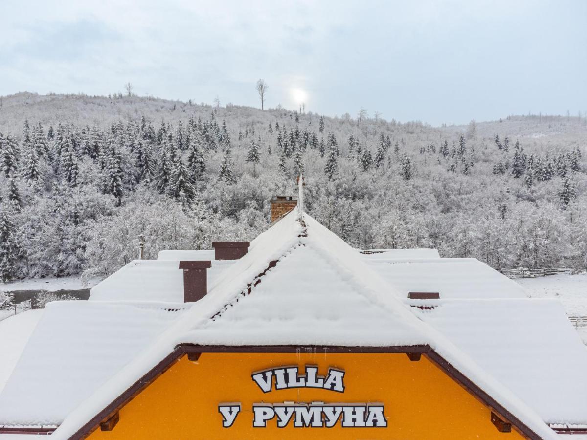 У Румуна Yasinya Exterior photo