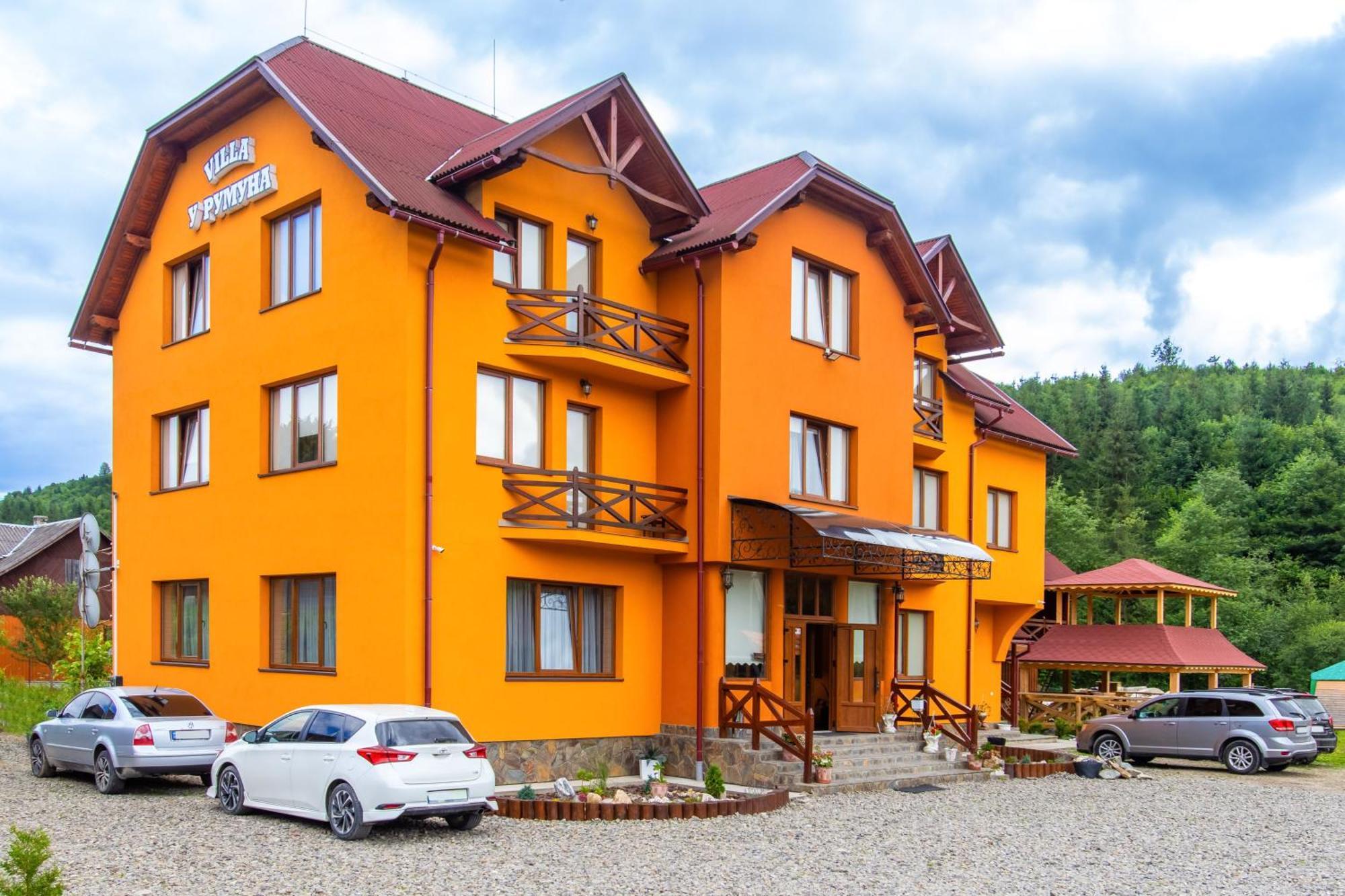 У Румуна Yasinya Exterior photo